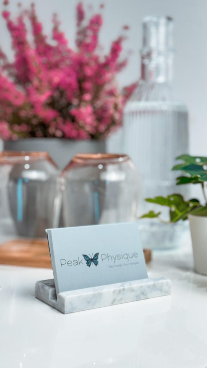 Visitenkarten von Peak Physique am Empfangstresen in Schwaz